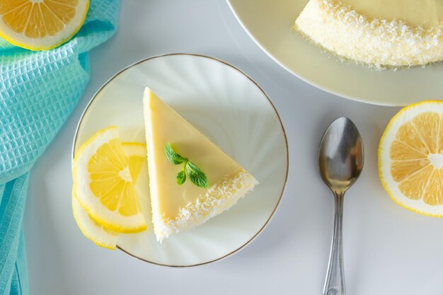 Postre de galleta con copos de limón y coco Pastel de vainilla en capas en un plato blanco