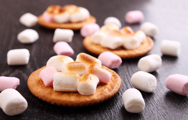 Postre de galletas con malvavisco sobre un fondo negro, decoración de Navidad