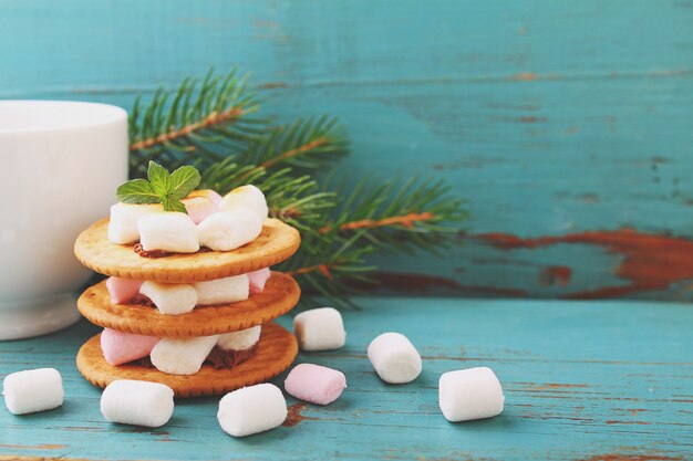 Postre de galletas con malvavisco sobre un fondo negro, decoración de Navidad