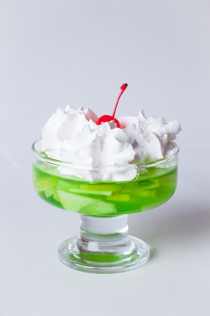 Foto postre de gelatina con crema dulce rojo verde cafe menu