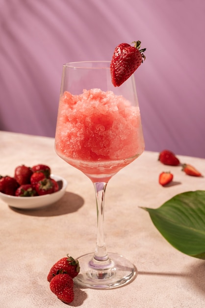 Postre granizado con arreglo de fresas