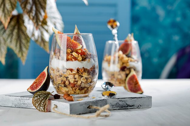 Postre con granola y yogur griego en vasos