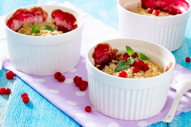 Postre con grosellas rojas al estilo rústico