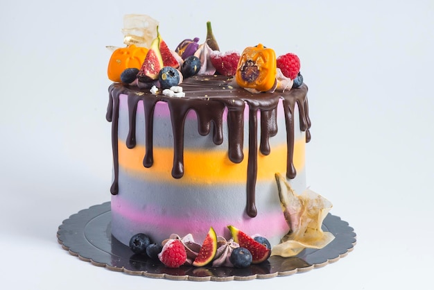 Postre de halloween pastel con chocolate y frutas