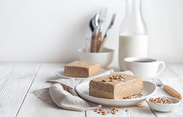 Postre Halva sobre un fondo blanco. Dulzura oriental. Vista lateral con espacio de copia.