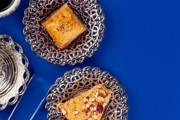 Postre de halva con taza de té en la mesa azul