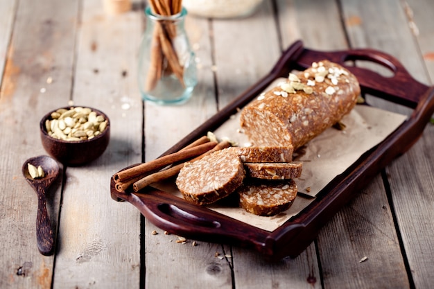 postre hecho mantequilla de maní, avena y semillas