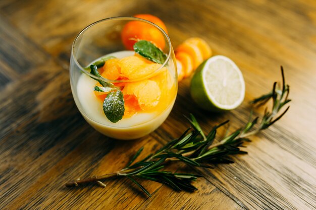 Postre con helado y mandarinas.