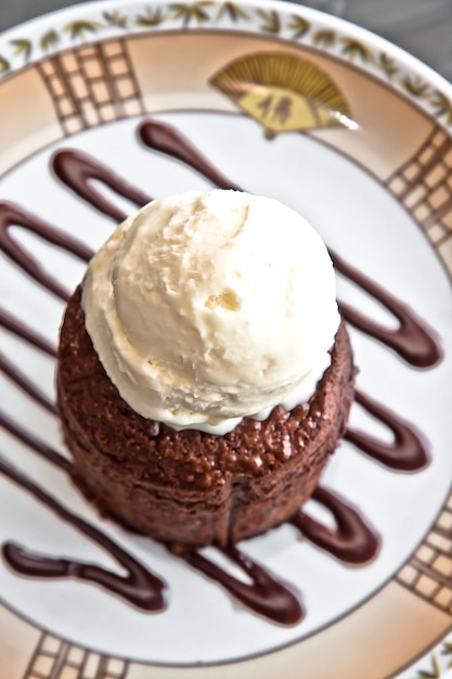 postre de helado de nuez con brownie y chocolate, fresco y sabroso