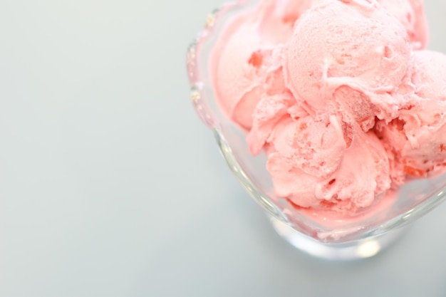 Postre helado rosa