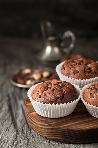 Foto postre hermoso y delicioso con cacao y chips.