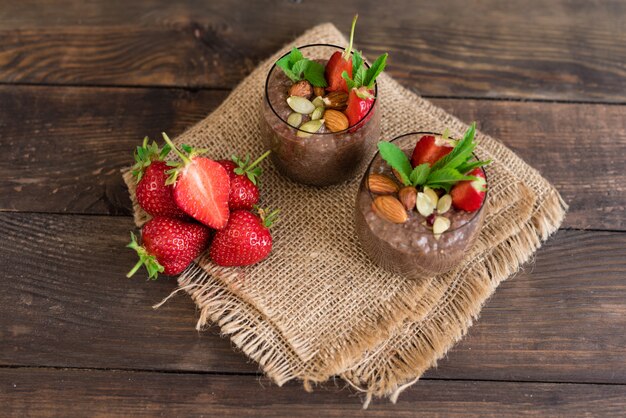 Postre hermoso y sabroso con cacao.