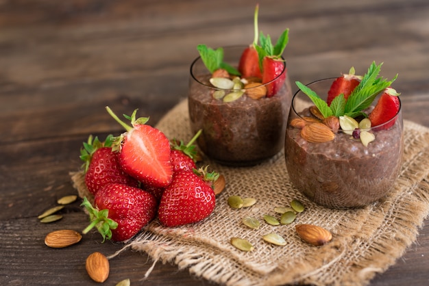 Postre hermoso y sabroso con cacao.