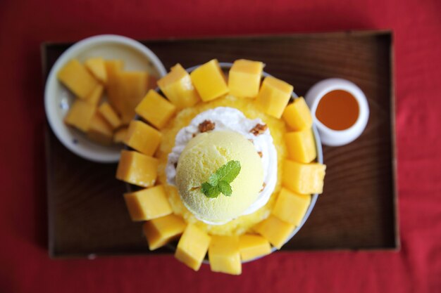 Postre de hielo raspado con mango fresco