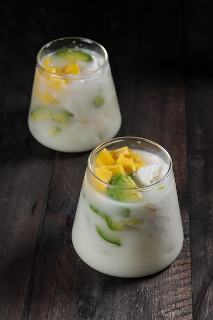 Postre de hielo tradicional indonesio Es Teler hecho de cóctel de frutas tropicales en agua de coco