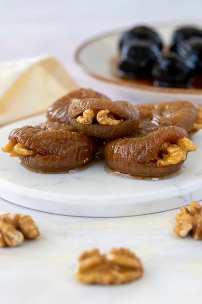 Postre de higo con nueces sobre fondo de madera