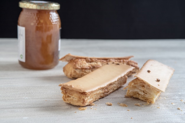 Postre de hojaldre con caramelo macizo.