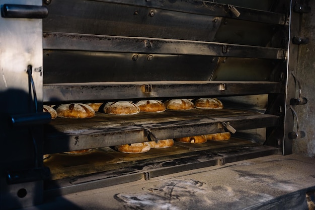 Postre horneado de pan en horno Horno de producción en la panadería Hornear pan Fabricación de pan