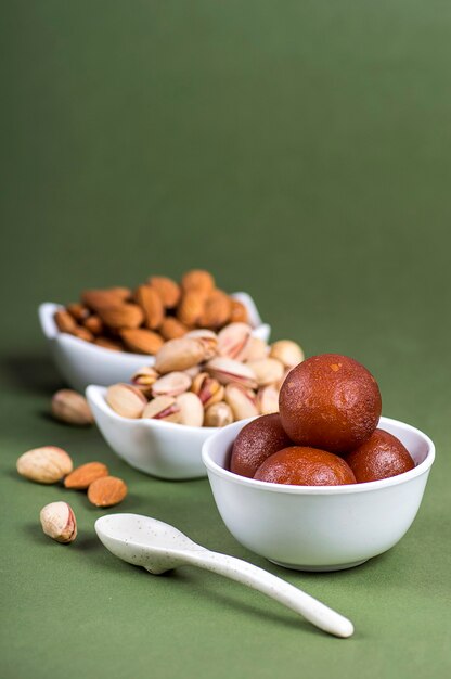 Postre indio Gulab Jamun con almendras y pistacho