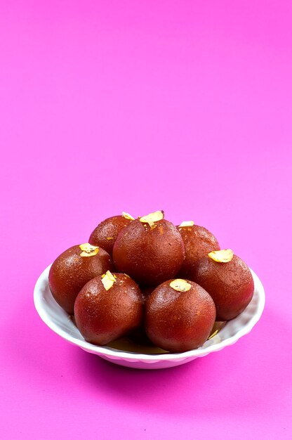 Postre indio Gulab Jamun en un cuenco blanco