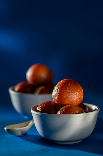 Postre indio: Gulab Jamun en un tazón