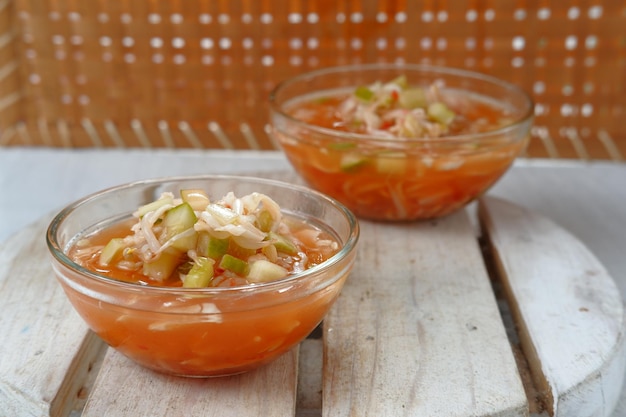 postre indonesio - Asinan sayur. su media ensalada tradicional de Indonesia,