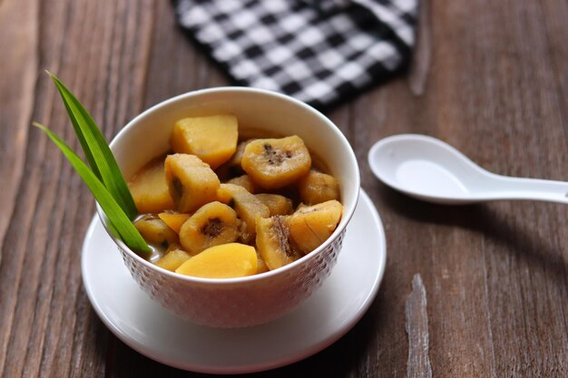 Postre indonesio Kolak con plátano