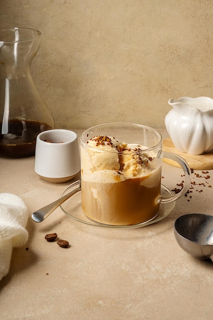 Postre italiano Affogato café y helado en taza de vidrio