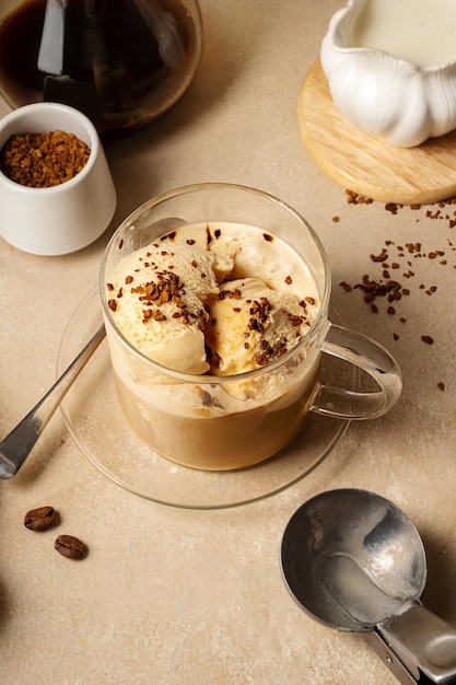 Postre italiano Affogato café y helado en taza de vidrio