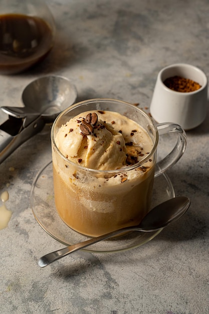 Postre italiano Affogato café y helado en taza de vidrio