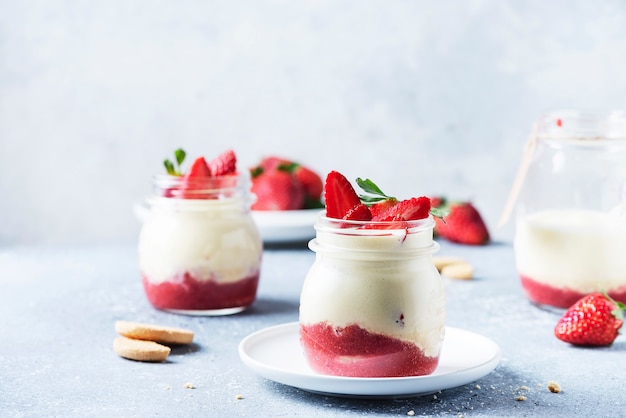 Postre italiano tiramisú con fresa