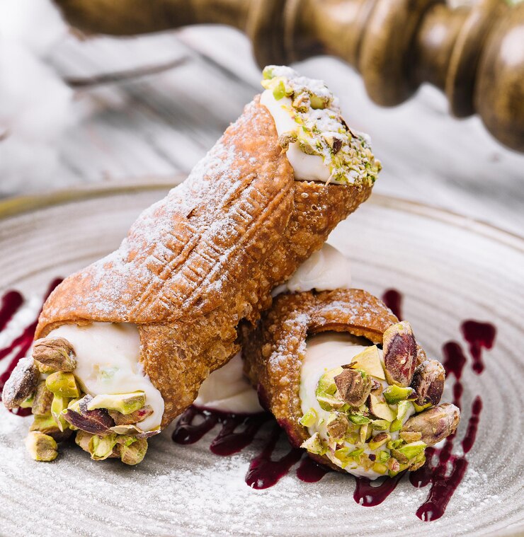 Postre italiano tradicional cannoli siciliani en placa