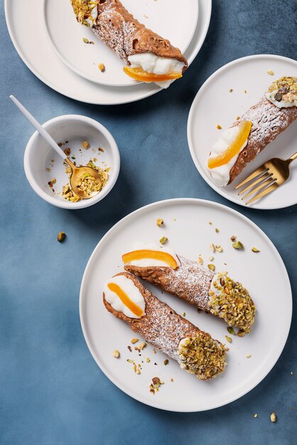 Postre italiano tradicional cannoli