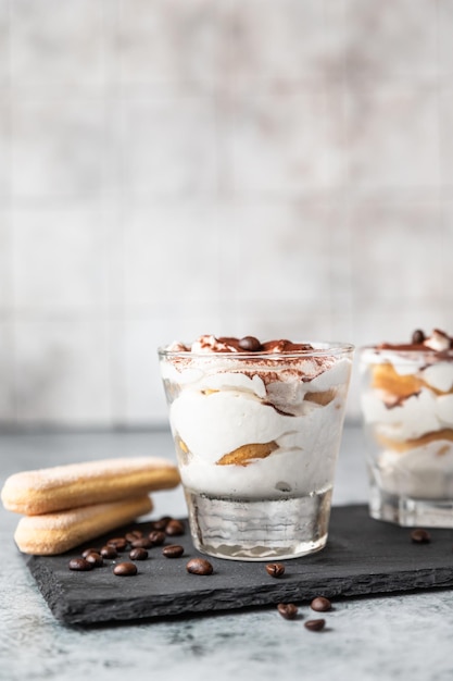 Postre italiano tradicional tiramisú Porción de postre con sabor a café decorado con cacao