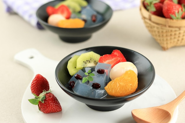 Postre japonés clásico Anmitsu que incluye jalea de agar hervida Frijoles y frutas