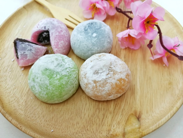 Postre japonés Daifuku Mochi en placa de madera