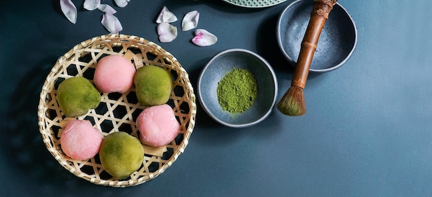 Postre japonés mochi con polvo de té verde matcha y ceremonia japonesa del té de cereza