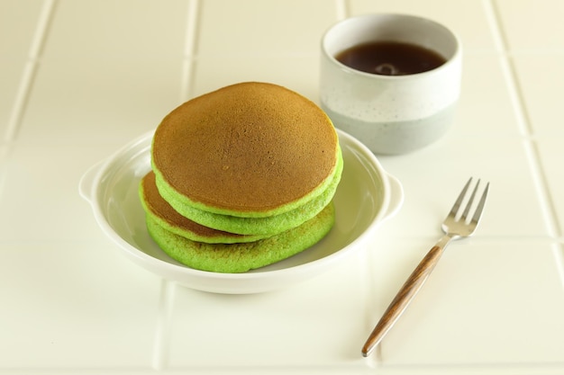 Postre japonés, pastel de té verde Dorayaki Pan con frijol mungo