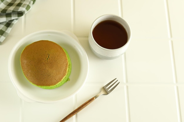 Postre japonés, pastel de té verde Dorayaki Pan con frijol mungo