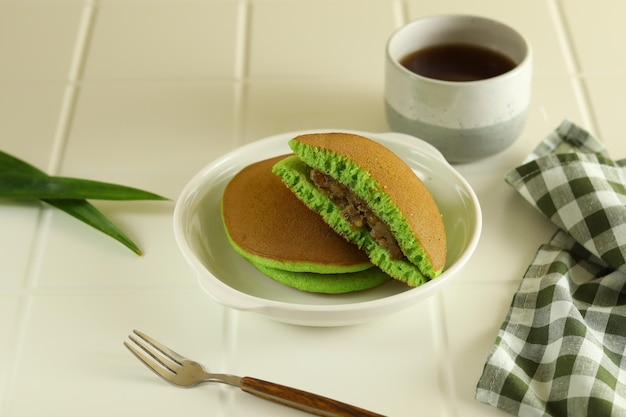 Postre japonés, pastel de té verde Dorayaki Pan con frijol mungo