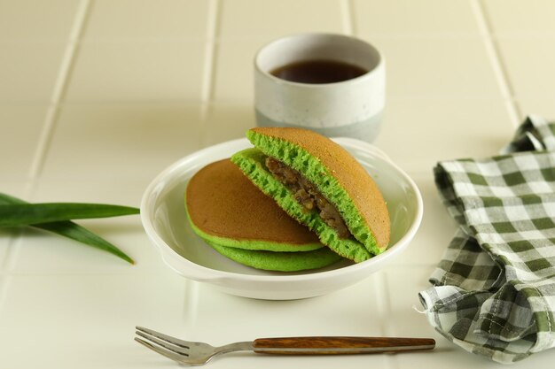 Postre japonés, pastel de té verde Dorayaki Pan con frijol mungo