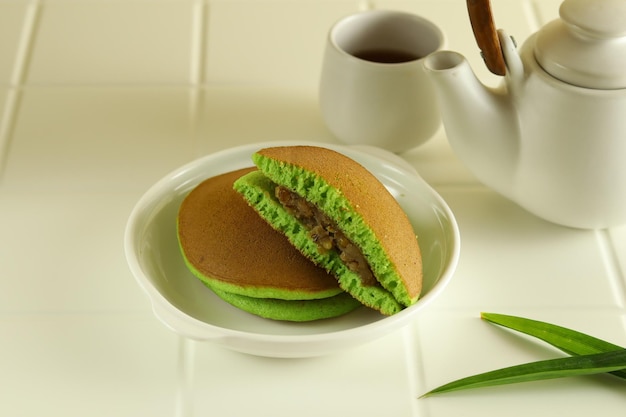 Postre japonés, pastel de té verde Dorayaki Pan con frijol mungo