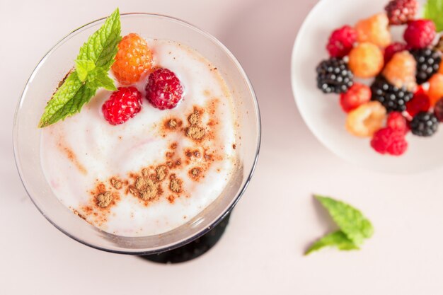 Postre de leche con bayas en vasos altos