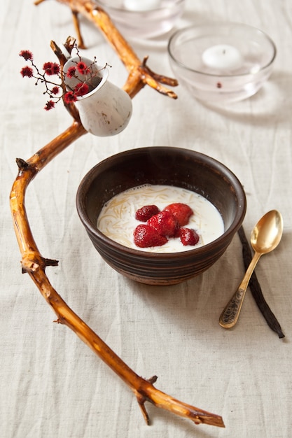 Postre de leche y fresa con pasta