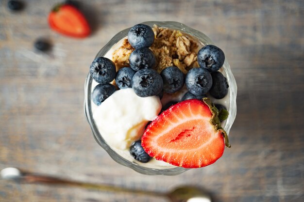 Postre de leche con fresas y arándanos cerrar