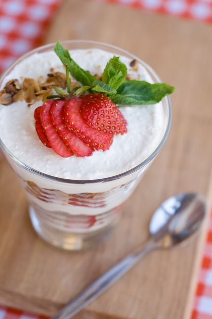 Foto postre ligero de verano con avena, yogur batido y bayas.