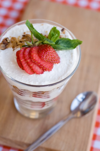 Postre ligero de verano con avena, yogur batido y bayas.