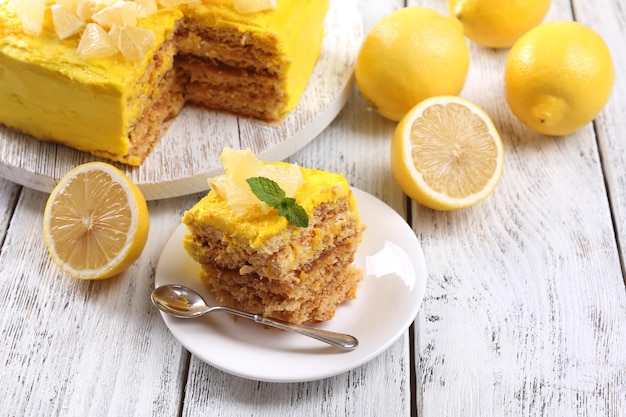 Postre de limón sabroso en la mesa de madera