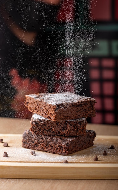 POSTRE LLAMADO BROWNIE CON HELADO Y AZÚCAR INCREÍBLE EN DIFERENTES ÁNGULOS