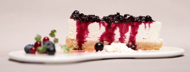 Postre de lujo con queso y frutas del bosque